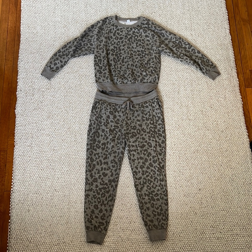 Old Navy gray cheetah print sweatsuit pj set size medium/large